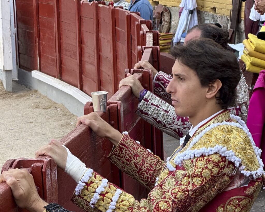 Andrés Roca Rey en el callejón de la Plaza de Toros de Guadalajara